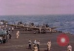 Standbild F6Fs und Douglas SBD Dauntless auf Flight Deck der USS Lexington Pazifik, 1944, aus Sekunde 48 historischem Filmmaterial Videoclip 65675071278