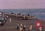 Standbild F6Fs und Douglas SBD Dauntless auf Flight Deck der USS Lexington Pazifik, 1944, aus Sekunde 49 historischem Filmmaterial Videoclip 65675071278