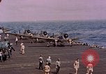 Standbild F6Fs und Douglas SBD Dauntless auf Flight Deck der USS Lexington Pazifik, 1944, aus Sekunde 50 historischem Filmmaterial Videoclip 65675071278
