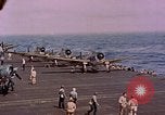 Standbild F6Fs und Douglas SBD Dauntless auf Flight Deck der USS Lexington Pazifik, 1944, aus Sekunde 51 historischem Filmmaterial Videoclip 65675071278