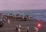 Standbild F6Fs und Douglas SBD Dauntless auf Flight Deck der USS Lexington Pazifik, 1944, aus Sekunde 52 historischem Filmmaterial Videoclip 65675071278