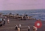 Standbild F6Fs und Douglas SBD Dauntless auf Flight Deck der USS Lexington Pazifik, 1944, aus Sekunde 53 historischem Filmmaterial Videoclip 65675071278