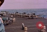 Standbild F6Fs und Douglas SBD Dauntless auf Flight Deck der USS Lexington Pazifik, 1944, aus Sekunde 55 historischem Filmmaterial Videoclip 65675071278