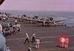Standbild F6Fs und Douglas SBD Dauntless auf Flight Deck der USS Lexington Pazifik, 1944, aus Sekunde 56 historischem Filmmaterial Videoclip 65675071278