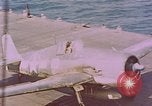 Standbild F6Fs und Douglas SBD Dauntless auf Flight Deck der USS Lexington Pazifik, 1944, aus Sekunde 57 historischem Filmmaterial Videoclip 65675071278