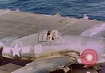 Standbild F6Fs und Douglas SBD Dauntless auf Flight Deck der USS Lexington Pazifik, 1944, aus Sekunde 58 historischem Filmmaterial Videoclip 65675071278