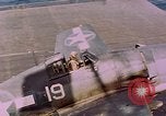 Standbild F6Fs und Douglas SBD Dauntless auf Flight Deck der USS Lexington Pazifik, 1944, aus Sekunde 61 historischem Filmmaterial Videoclip 65675071278
