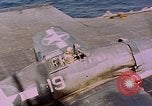 Standbild F6Fs und Douglas SBD Dauntless auf Flight Deck der USS Lexington Pazifik, 1944, aus Sekunde 62 historischem Filmmaterial Videoclip 65675071278
