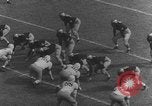 Immagine di American Football match United States USA, 1945, secondo 37 filmato di repertorio 65675071316