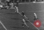Immagine di American Football match United States USA, 1945, secondo 45 filmato di repertorio 65675071316