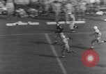 Immagine di American Football match United States USA, 1945, secondo 46 filmato di repertorio 65675071316