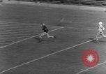 Immagine di American Football match United States USA, 1945, secondo 52 filmato di repertorio 65675071316