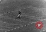 Immagine di American Football match United States USA, 1945, secondo 53 filmato di repertorio 65675071316