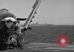 Immagine di Portaerei e Grumman F9 getti United States USA, 1953, secondo 15 filmato di repertorio 65675071362