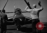 Immagine di Portaerei e Grumman F9 getti United States USA, 1953, secondo 30 filmato di repertorio 65675071362