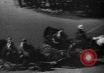 Immagine di Carrozza a cavallo razza Francia, 1943, secondo 15 filmato di repertorio 65675071388