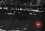 Immagine di Carrozza a cavallo razza Francia, 1943, secondo 37 filmato di repertorio 65675071388