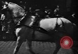 Immagine di Carrozza a cavallo razza Francia, 1943, secondo 39 filmato di repertorio 65675071388
