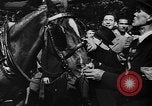 Immagine di Carrozza a cavallo razza Francia, 1943, secondo 49 filmato di repertorio 65675071388