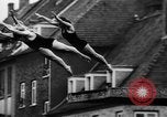 Image une compétition de natation Allemagne, 1943, de la seconde 15 séquences d'archives historiques vidéo 65675071389