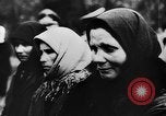 Standbild Trauerfeier Vinnitsa Ukraine Sowjetunion, 1943, aus Sekunde 16 historischem Filmmaterial Videoclip 65675071392