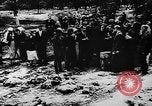 Standbild Trauerfeier Vinnitsa Ukraine Sowjetunion, 1943, aus Sekunde 17 historischem Filmmaterial Videoclip 65675071392