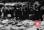 Standbild Trauerfeier Vinnitsa Ukraine Sowjetunion, 1943, aus Sekunde 18 historischem Filmmaterial Videoclip 65675071392