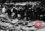 Standbild Trauerfeier Vinnitsa Ukraine Sowjetunion, 1943, aus Sekunde 20 historischem Filmmaterial Videoclip 65675071392
