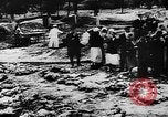 Standbild Trauerfeier Vinnitsa Ukraine Sowjetunion, 1943, aus Sekunde 21 historischem Filmmaterial Videoclip 65675071392