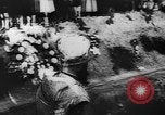 Standbild Trauerfeier Vinnitsa Ukraine Sowjetunion, 1943, aus Sekunde 58 historischem Filmmaterial Videoclip 65675071392