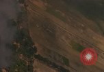 Image Air Strike le Vietnam du Sud, 1965, de la seconde 39 séquences d'archives historiques vidéo 65675071413