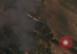 Image Air Strike le Vietnam du Sud, 1965, de la seconde 41 séquences d'archives historiques vidéo 65675071413