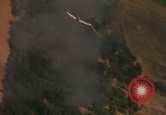 Image Air Strike le Vietnam du Sud, 1965, de la seconde 42 séquences d'archives historiques vidéo 65675071413