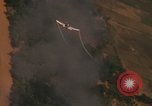 Image Air Strike le Vietnam du Sud, 1965, de la seconde 43 séquences d'archives historiques vidéo 65675071413