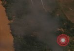 Image Air Strike le Vietnam du Sud, 1965, de la seconde 45 séquences d'archives historiques vidéo 65675071413