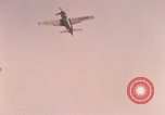 Image Air Strike le Vietnam du Sud, 1965, de la seconde 42 séquences d'archives historiques vidéo 65675071414
