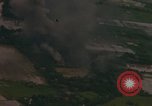Image Air Strike le Vietnam du Sud, 1965, de la seconde 56 séquences d'archives historiques vidéo 65675071414