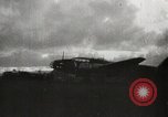 Standbild Japanische Bombe Darwin Australien Darwin Australien, 1942, aus Sekunde 17 historischem Filmmaterial Videoclip 65675071422