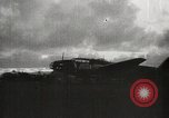 Standbild Japanische Bombe Darwin Australien Darwin Australien, 1942, aus Sekunde 18 historischem Filmmaterial Videoclip 65675071422