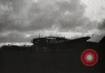 Standbild Japanische Bombe Darwin Australien Darwin Australien, 1942, aus Sekunde 19 historischem Filmmaterial Videoclip 65675071422
