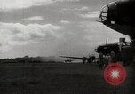 Standbild Japanische Bombe Darwin Australien Darwin Australien, 1942, aus Sekunde 26 historischem Filmmaterial Videoclip 65675071422