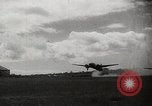 Standbild Japanische Bombe Darwin Australien Darwin Australien, 1942, aus Sekunde 31 historischem Filmmaterial Videoclip 65675071422