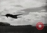Standbild Japanische Bombe Darwin Australien Darwin Australien, 1942, aus Sekunde 33 historischem Filmmaterial Videoclip 65675071422