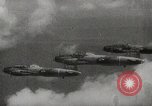 Standbild Japanische Bombe Darwin Australien Darwin Australien, 1942, aus Sekunde 59 historischem Filmmaterial Videoclip 65675071422