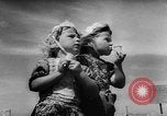Standbild Jugendliche Holland Niederlande, 1955, aus Sekunde 35 historischem Filmmaterial Videoclip 65675071440