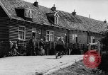 Standbild Jugendliche Holland Niederlande, 1955, aus Sekunde 61 historischem Filmmaterial Videoclip 65675071440