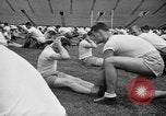 Image cadets sit-ups New Haven Connecticut USA, 1944, de la seconde 41 séquences d'archives historiques vidéo 65675071446