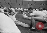 Image cadets sit-ups New Haven Connecticut USA, 1944, de la seconde 44 séquences d'archives historiques vidéo 65675071446