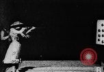 Immagine di Annie Oakley West Orange New Jersey USA, 1894, secondo 4 filmato di repertorio 65675071500