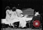 Image Girls in White robes de nuit ayant une bataille d'oreillers United States USA, 1893, de la seconde 12 séquences d'archives historiques vidéo 65675071525
